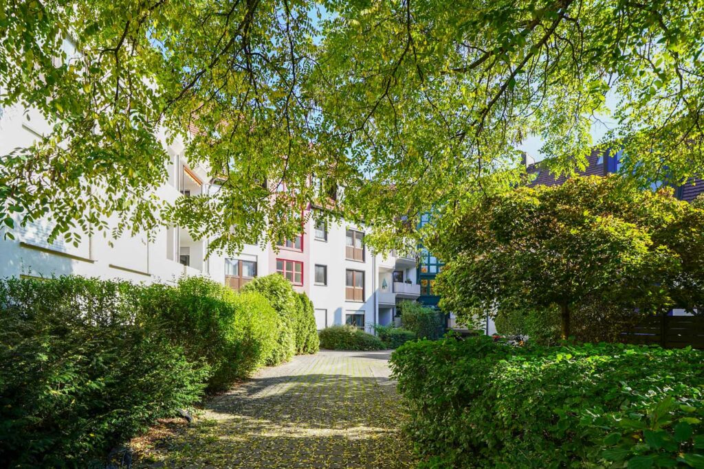 wohnung-kaufen-nuernberg-sankt-jobst-kapitalanlage-2-zimmer-eingang-wohnanlage-dcs148