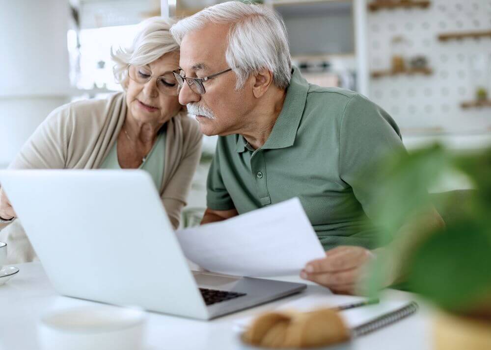 Verkaufspreis-Immobilie Älteres Paar möchte den richtigen Verkaufspreis Ihrer Immobilie ermitteln.